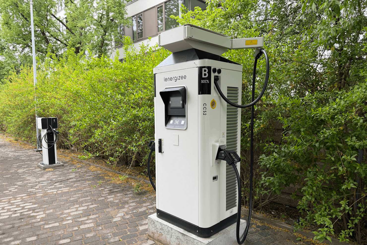 Die Lenergizee CCS2-Schnellladestation (Gleichstrom) am Parkplatz – ein Beispiel für den Ausbau der Ladeinfrastruktur für Elektrofahrzeuge in Polen